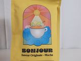 un paquet de café posé sur une table