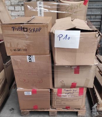 une pile de boîtes posées sur le sol