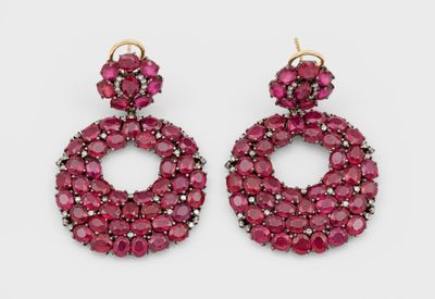 une paire de boucles d'oreilles en rubis et diamants
