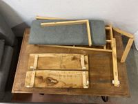 Ensemble comprenant table basse en bois sur roue canapé conv… (photo 2)