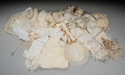 beaucoup de sacs en tissu blanc munis de lacets