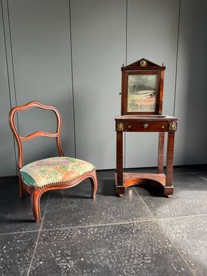deux chaises et une table sur laquelle est posé un miroir