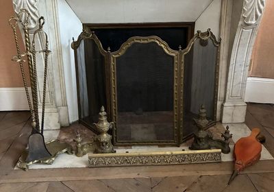 une cheminée, avec un foyer, au milieu d'une pièce