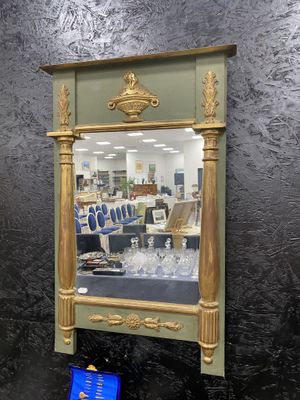 un miroir accroché au mur dans un magasin