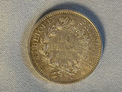 un gros plan d'une pièce de monnaie posée sur un tissu