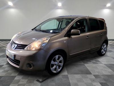 la photo d'une voiture argentée garée dans une salle d'exposition