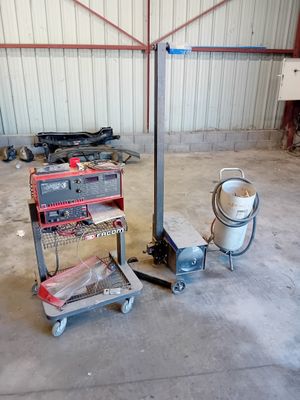 un petit chariot chargé d'outils dans un garage