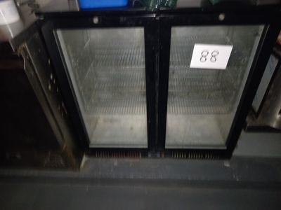 deux portes vitrées ouvertes dans un magasin