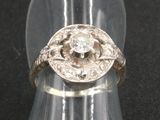 l'image d'une bague ornée d'un diamant