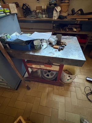 une image d'un établi dans un garage