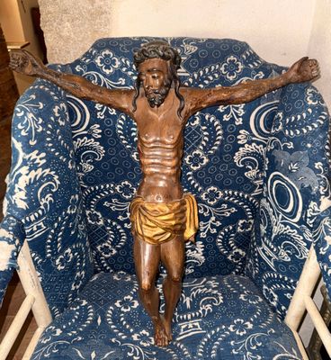 une statue de Jésus assis sur une chaise dans un salon