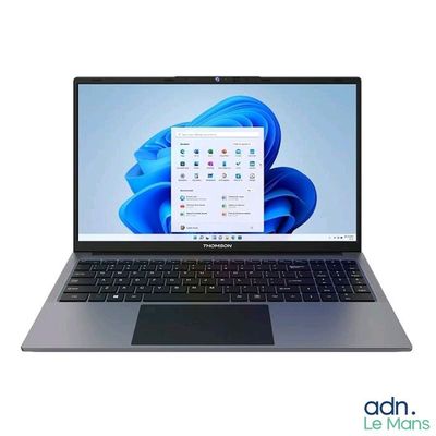 l'ordinateur portable est ouvert sur un fond blanc avec un fond bleu