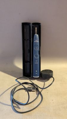 une brosse à dents et un chargeur posés sur une table