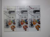 trois autocollants représentant des personnages de dessins animés accrochés à un mur