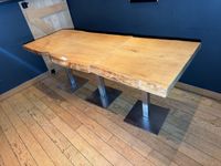 Lot de trois tables de salle à manger à épais plateaux en ch… (photo 4)