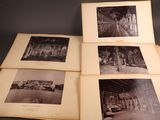 quatre vieilles photos en noir et blanc montrant des personnes à l'intérieur d'un bâtiment
