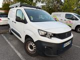 une camionnette blanche garée dans un parking