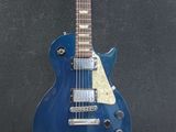 une guitare électrique posée sur un étui bleu
