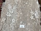une table sur laquelle se trouvent de nombreux objets différents