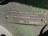 une plaque apposée sur le côté d'un mur en béton