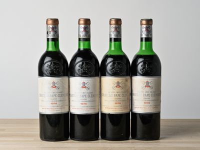 trois bouteilles de vin sont alignées sur une table en bois