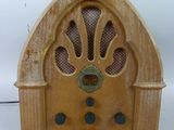 une radio en bois posée sur une table