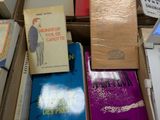 Des cartons remplis de livres sont empilés les uns sur les autres sur une table