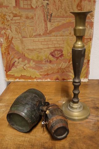 Deux petits tonnelets anciens (manque un cerclage). Joint un pied...