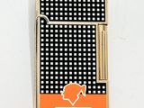 un briquet posé sur une surface blanche