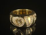 un gros plan d'une bague en or sur laquelle est inscrit le mot « love »