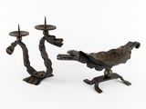 paire de bougeoirs en bronze, l'un orné d'un oiseau et l'autre d'un autre oiseau