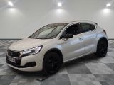 une voiture blanche garée sur un sol en damier dans un garage