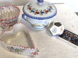une table sur laquelle se trouvent un bol, une cuillère et d'autres objets