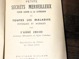 un livre ouvert sur une table en bois, avec un stylo à l'intérieur