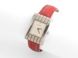 une photo d'une montre-bracelet avec un bracelet en cuir rouge