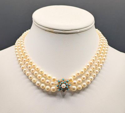 gros plan d'un collier de perles sur un mannequin