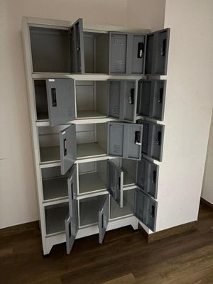 une grande armoire ouverte dans un coin de la pièce