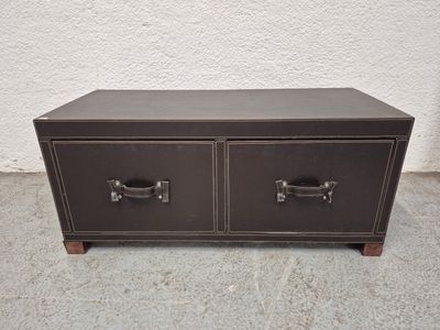 une photo d'une armoire métallique surmontée de deux tiroirs