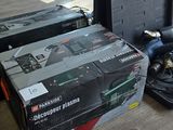 de nombreux types de bagages posés par terre
