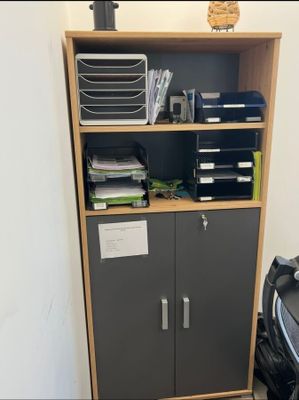 une bibliothèque sur laquelle sont posés tout un tas de fournitures de bureau