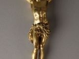 une statue en or représentant Jésus sur la croix, accrochée au mur