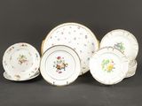 six assiettes et bols en porcelaine ornés de motifs floraux