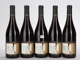 six bouteilles de vin sont alignées sur une surface blanche