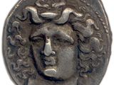 un gros plan d'une pièce de monnaie avec un visage dessus