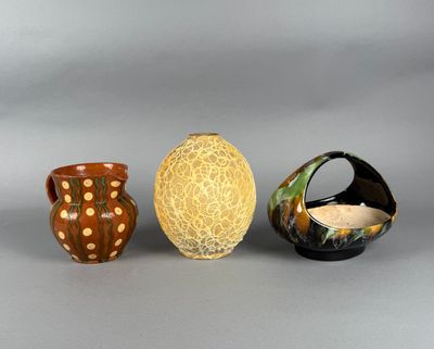 Suite de trois pièces de forme en céramique vernissée.