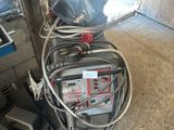 un tas de fils et d'autres équipements électriques posés par terre