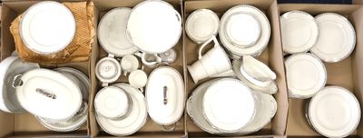beaucoup d'assiettes et de tasses blanches dans une boîte