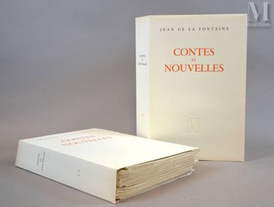des livres sont empilés les uns sur les autres sur une surface grise