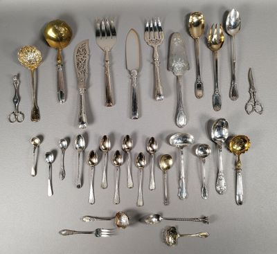 beaucoup de cuillères en argent et de cuillères sur la table