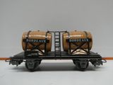 un wagon de petit train avec deux tonneaux à l'arrière